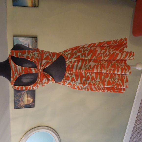 Soprano cut out back dress - Picture 3 of 11